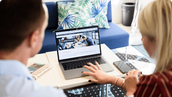 Twee collega's kijken naar een laptopscherm